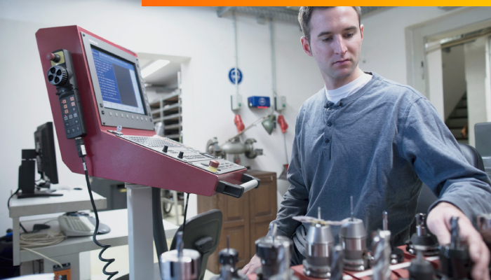 Joven trabajador realizando un análisis por medio de un banco de pruebas